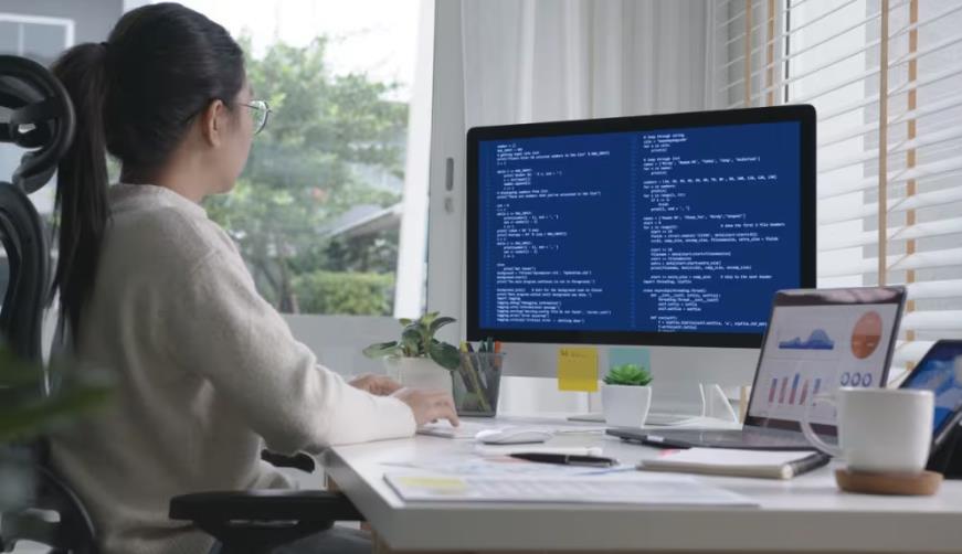 阿鲁科尔沁旗软件开发公司实战建议：网站赋能，为何必须接入支持机器人？